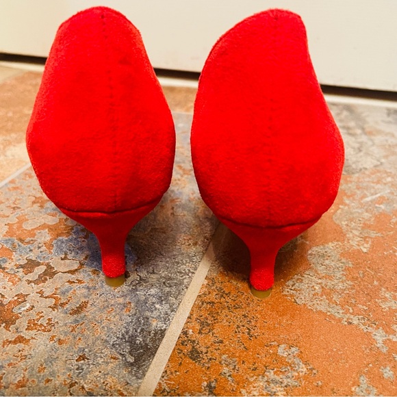 💋NWOB! Vibrant YDN Scalloped, Pointed Toe, D’Orsay Style, Kitten Heels! - Picture 6 of 14